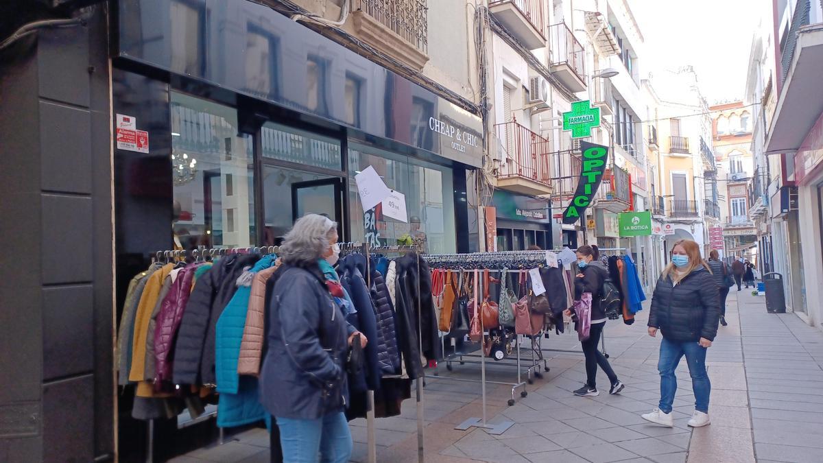 Percheros en la calle Santa Eulalia.