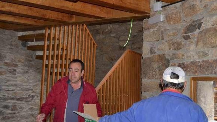 Lorenzo Jiménez en el interior de la oficina de Turismo de Villardeciervos.