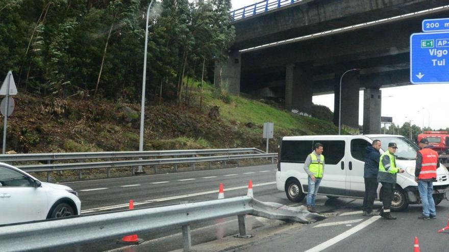 La patrulla de Tráfico, en el acceso a la autopista, bajo el puente de Rande, en donde se produjo la salida de vía de la furgoneta.   | // GONZALO N.