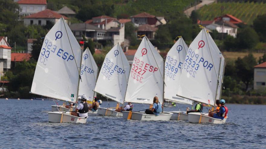 El Trofeo Deputación de Ourense de Optimist resistió a los chubascos