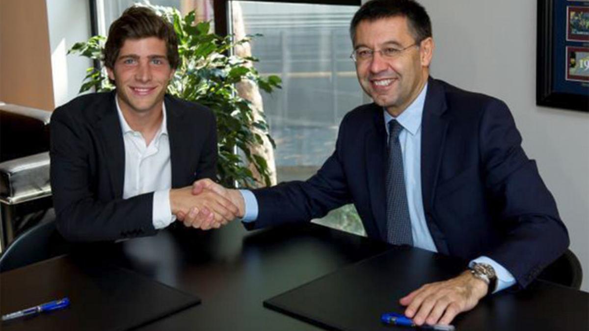Sergi Roberto y Josep Maria Bartomeu en el momento de la firma de la ampliación del contrato
