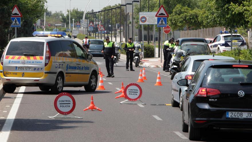 Policías locales, durante un control en Sagunt.