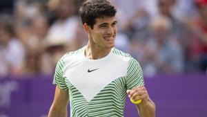 -FOTODELDÍA- LONDRES, 24/06/2023.- El español Carlos Alcaraz celebra su victoria ante Sebastian Korda en su partido de semifinales del torneo Cinch de Tenis en las pistas de Queen’s en Londres.- EFE/TOLGA AKMEN