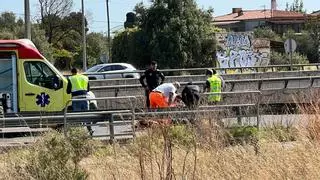 Muy grave un ciclista en un accidente en la rotonda del Asador 7 de Julio en Castelló