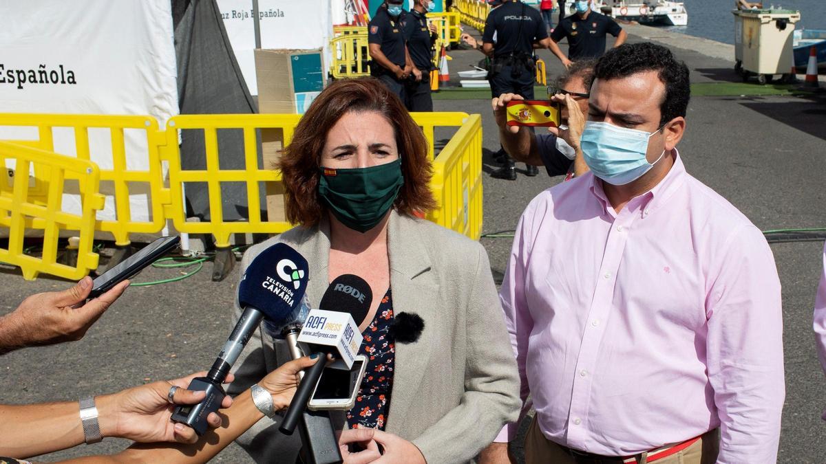 La diputada de VOX Rocío de Meer, esta mañana en el muelle de Arguineguín