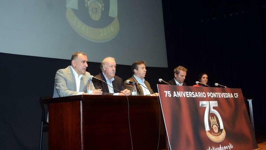 Xabier Fortes, Lupe Murillo, Vicente Del Bosque, Juan Cota y Santiago Segurola en el coloquio de ayer en el Principal. // R. Vázquez