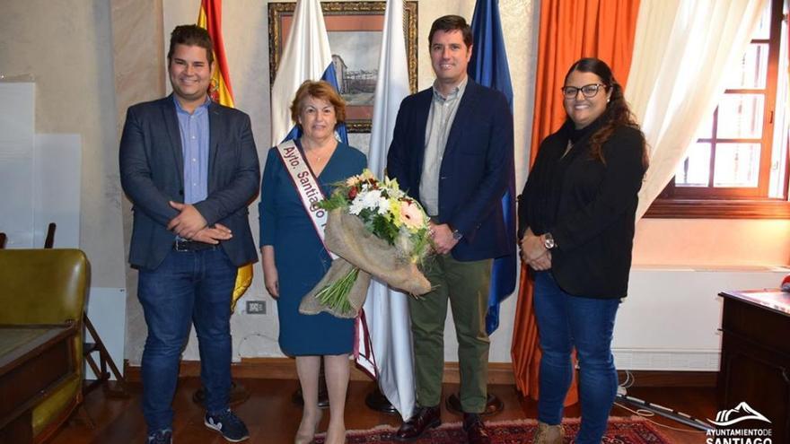 El Alcalde recibe a la representante al Certamen de Elección de la Reina de la 3º Edad del Carnaval de Santa Cruz de Tenerife