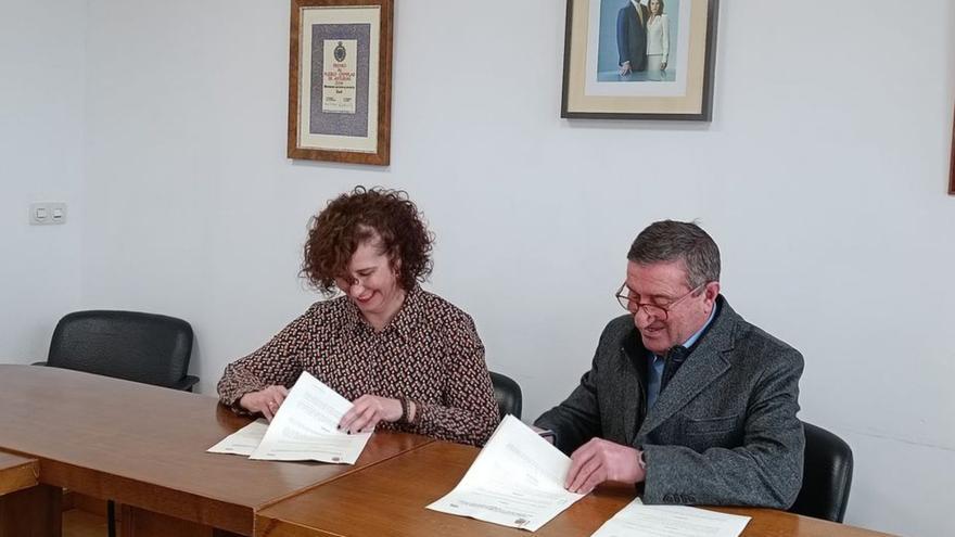 Martina Cuesta, promotora de Capital Energy, y José Antonio Barrientos, alcalde de Boal, firmando el convenio de colaboración.