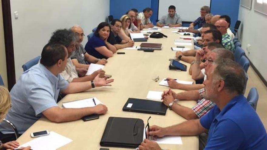 Directores de Infantil y Primaria de las tres provincias reunidos ayer en la Conselleria de Educación con el titular, Vicent Marzà