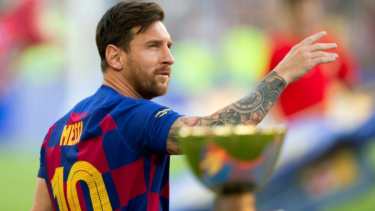 Leo Messi junto al Trofeu Joan Gamper