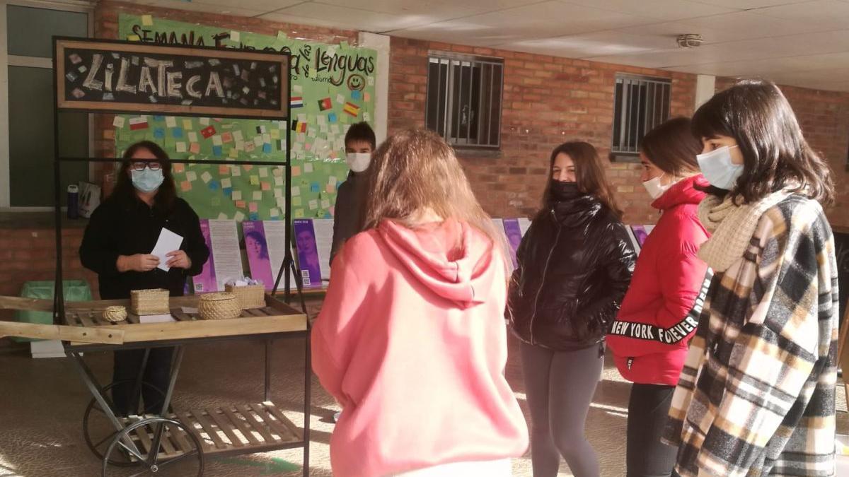 Actividades organizadas por el alumnado del centro educativo en el recreo en la semana del 25N.