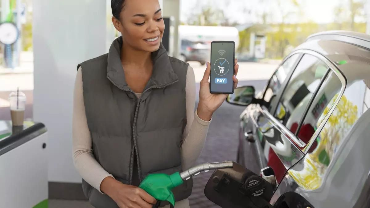 Utilizar el móvil mientras echas gasolinas es motivo de multa