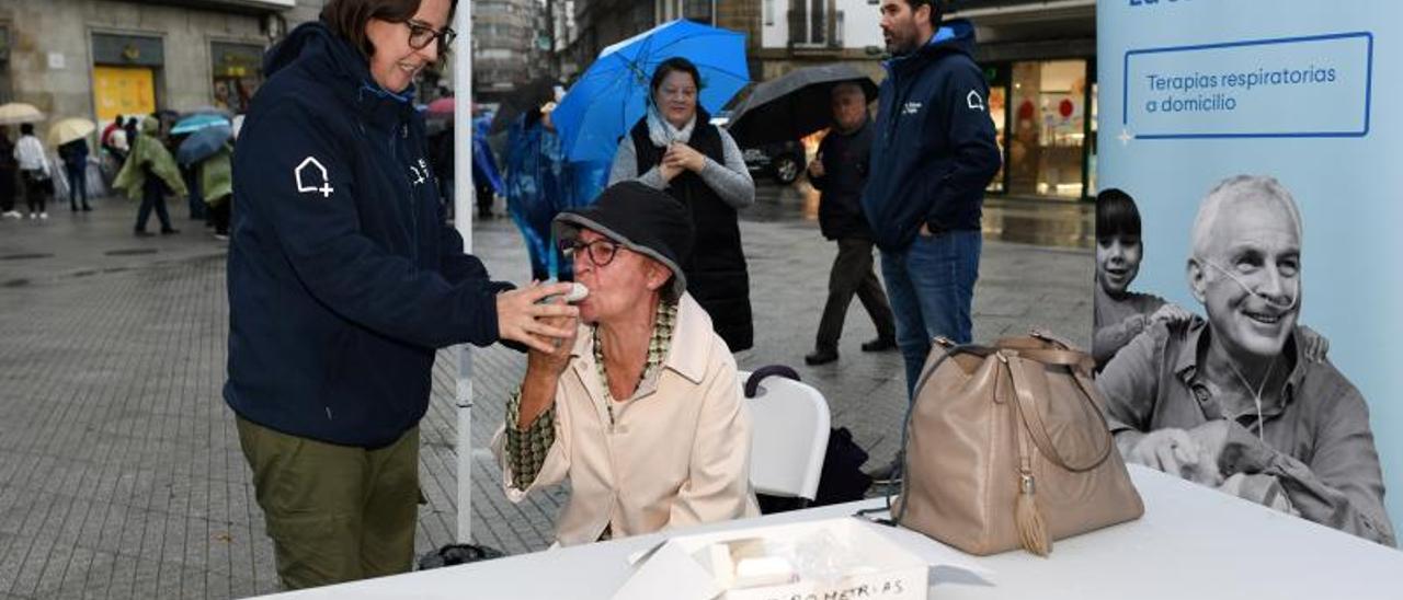 La sanitario Patricia Iglesias realiza una espirometría en la carpa del Día Mundial de la EPOC. | // G. SANTOS