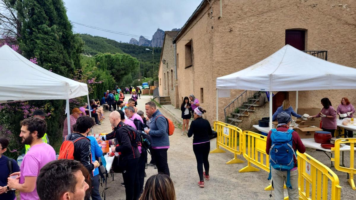 Mig miler de participants de la Marxa del Pelegrí s’aturen a esmorzar a la Fira del Montserratí