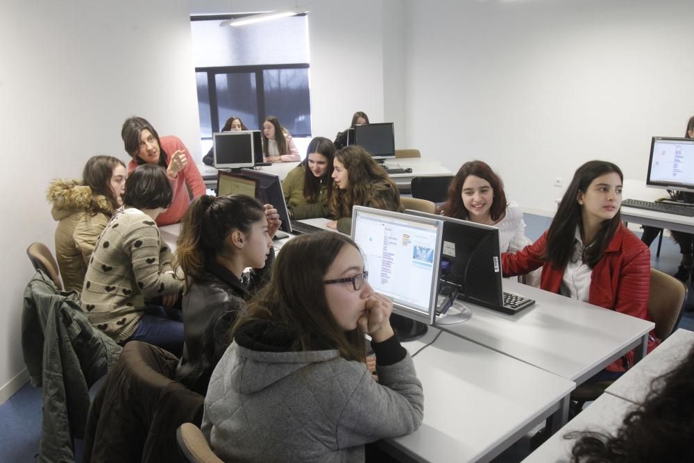 Más de 100 alumnas de tercero y cuarto de la ESO asisten a unos talleres impartidos por la Universidad de Vigo