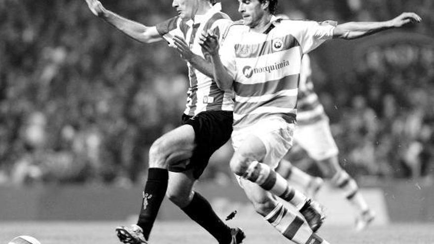 Gabilondo y Jorge López, luchando por el balón en el Racing-Athletic del pasado domingo.