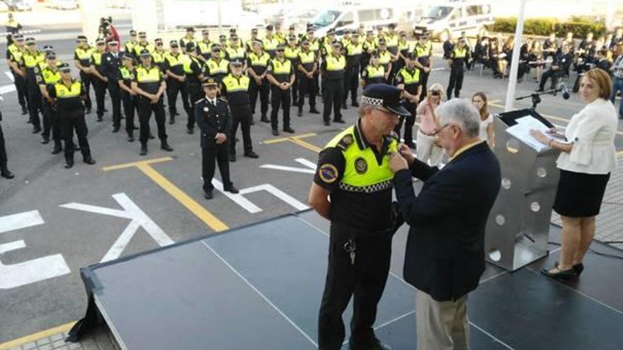 El alcalde de Torrevieja, José Manuel Dolón, entrega una medalla durante la celebración de los Ángeles Custodios.