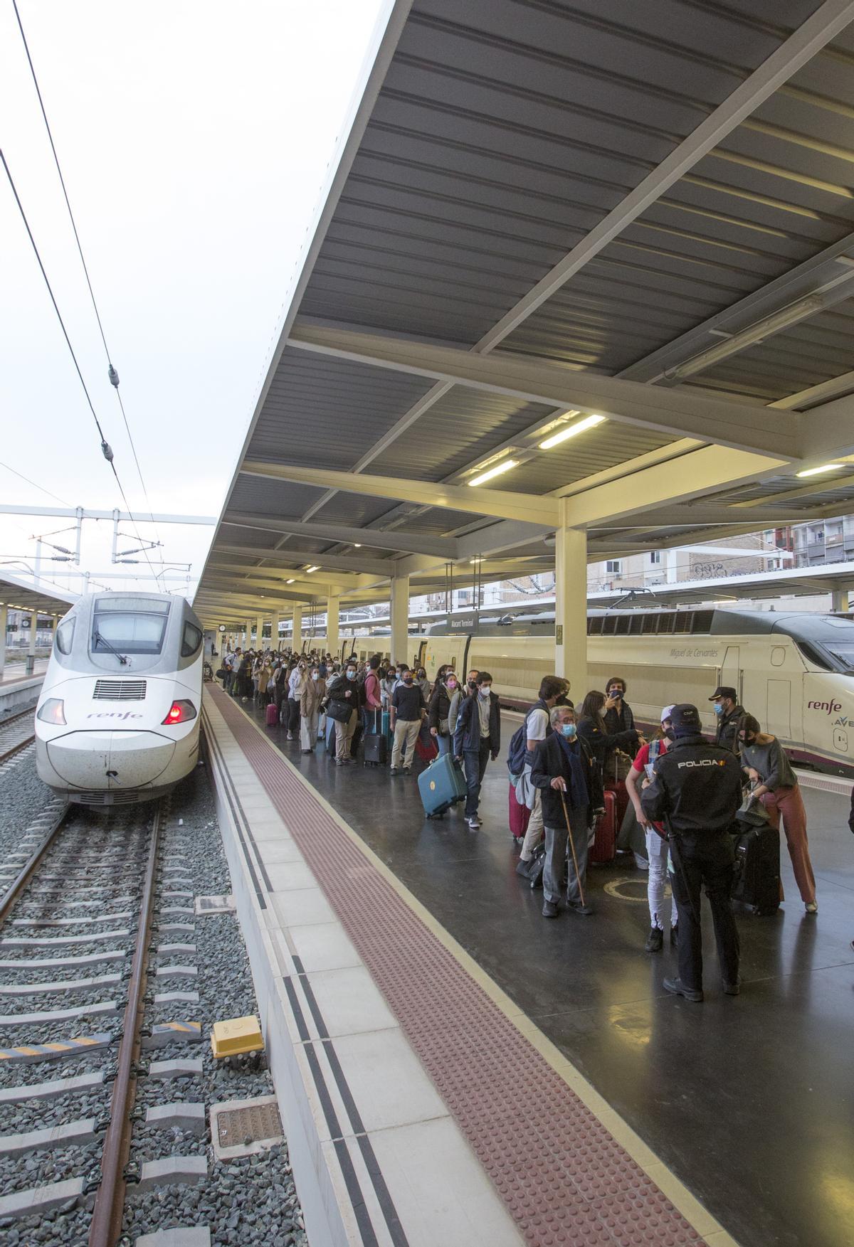 Controles de la Policía Nacional en la estación de Renfe en Alicante Controles de la Policía Nacional en la estación de Renfe en Alicante