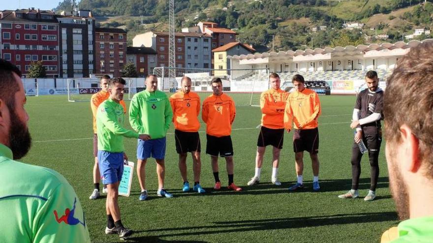 Iván Ania, en el centro, imparte instrucciones durante un entrenamiento del Caudal.