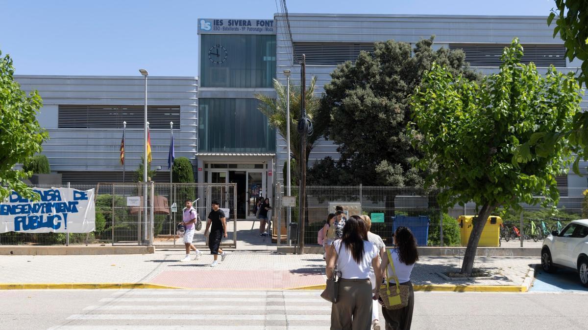 Alumnos y profesores en uno de los accesos del IES Sivera Font de Canals, en una imagen captada hoy.
