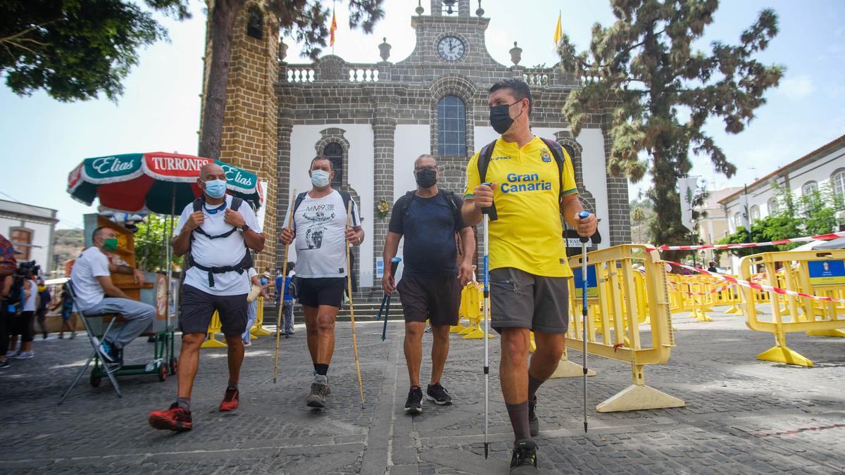 Gilberto, Julio, Pedro y Lorenzo a su entrada en la Plaza del Pino llegados desde la iglesia de San Gregorio de Telde.