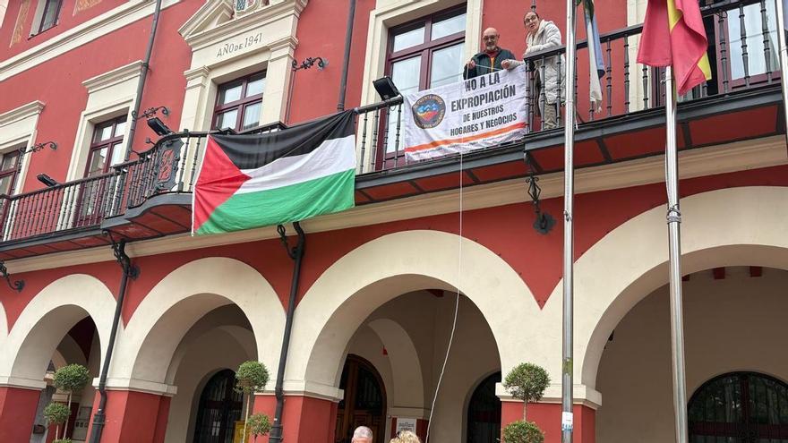 Los vecinos de El Puente encerrados en el Ayuntamiento de Langreo dicen sentirse "encarcelados, quieren que lo abandonemos"