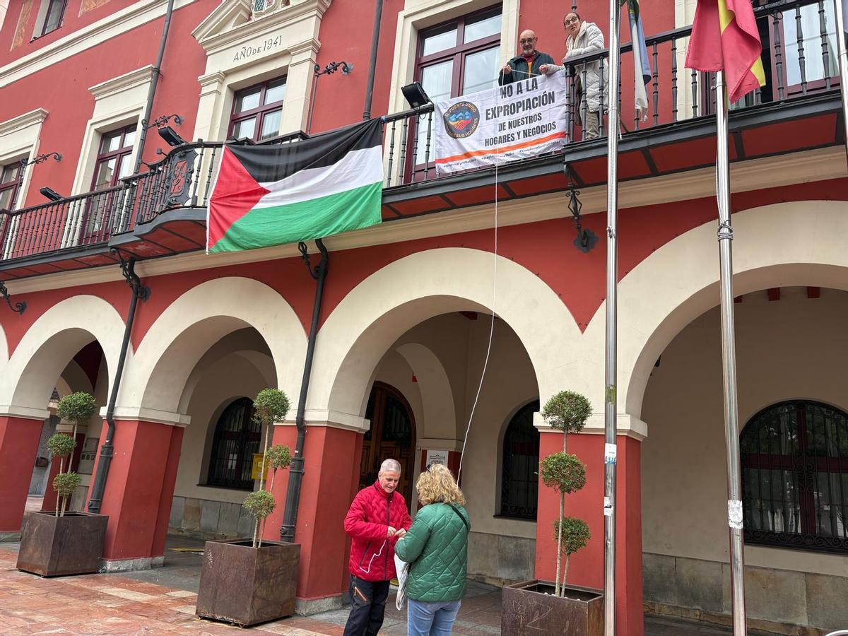 Vecinos encerrados en el Ayuntamiento de Langreo recogen con una cuerda comida que le llevan sus compañeros