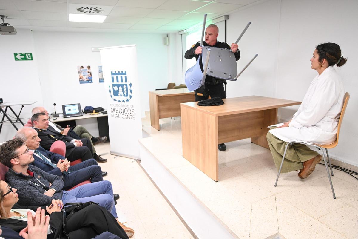 Un momento del taller de defensa personal de sanitarios celebrado en Elda