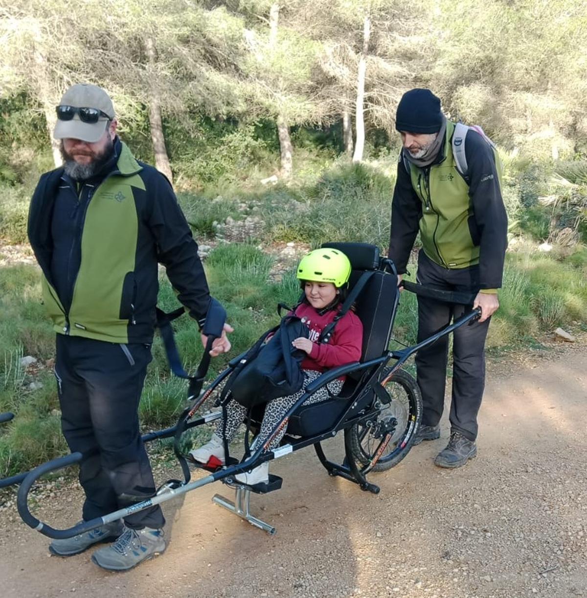Olaya pudo participar con sus compañeros de colegio en una excursión por la Plana del Montgó