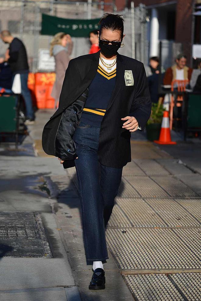 Bella Hadid con un look 'old school' por las calles de Nueva York