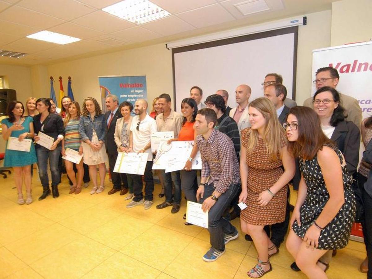 Geolag, una empresa que enseña geología en rutas de montaña, gana el premio de Valnalón
