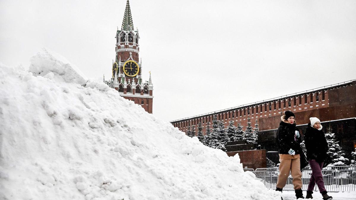 Moscú vive la mayor nevada en casi 150 años y Siberia se prepara para 50 grados bajo cero