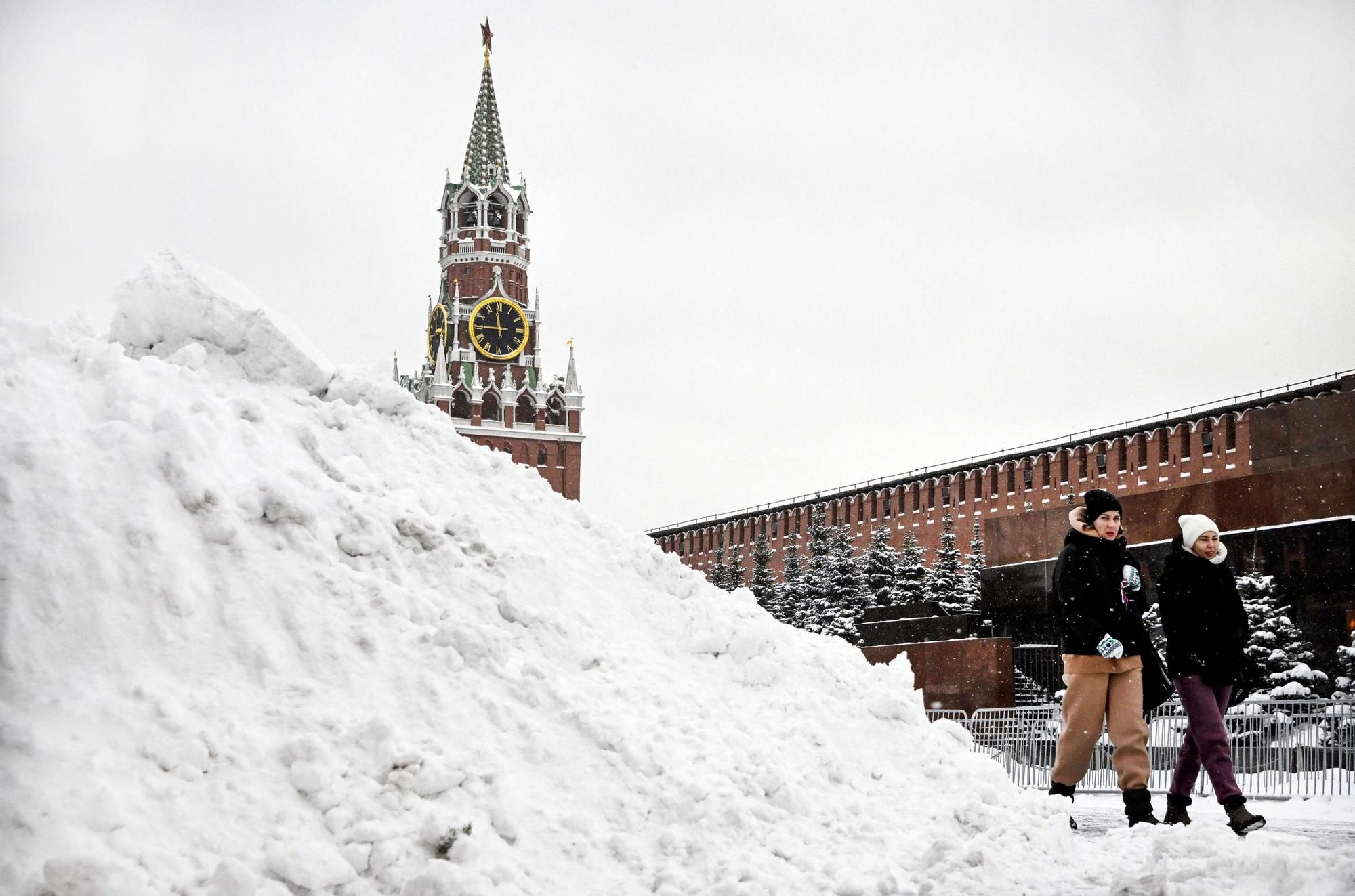 Moscú vive la mayor nevada en casi 150 años y Siberia se prepara para 50 grados bajo cero