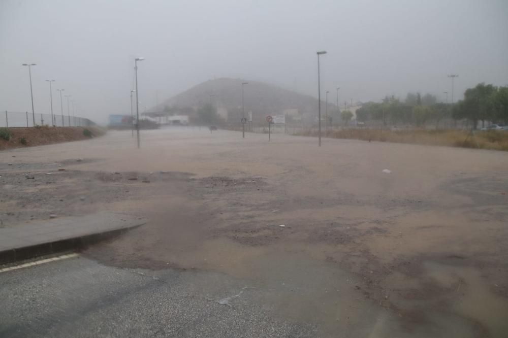 El entorno del Centro Comercial Ociopía anegado