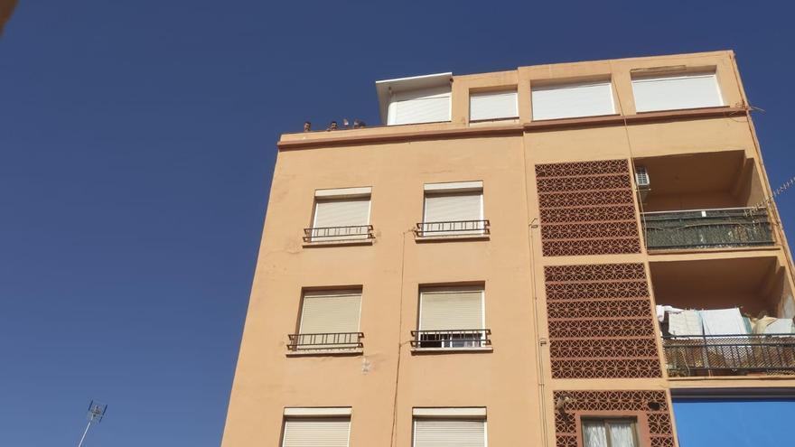 Un grupo de jóvenes atrapados en una terraza de Capuchinos moviliza a Policía Local y Bomberos