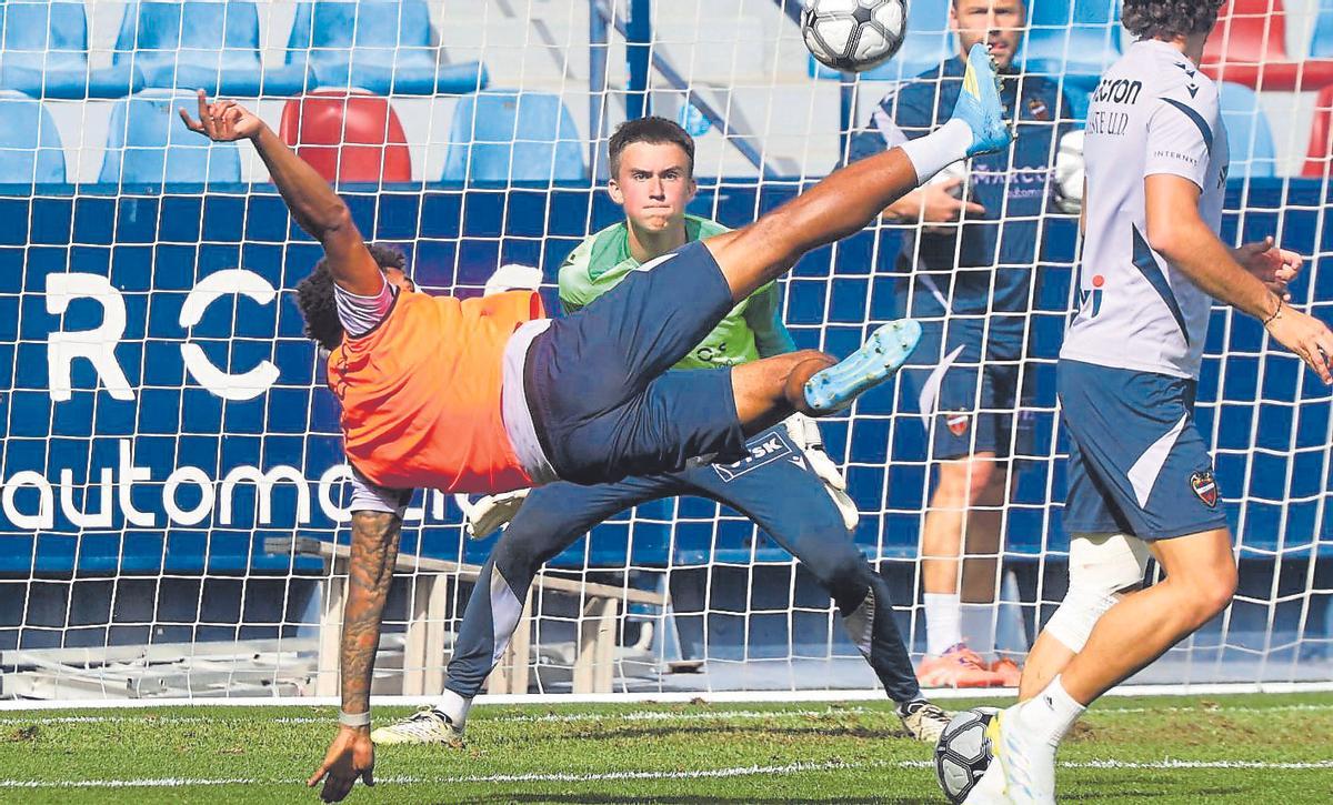 Entrenamiento del Levante UD a puerta abierta