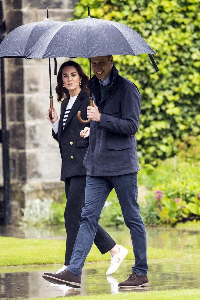 Kate Middleton con jersey de rayas marineras de Erdem y zapatillas Veja en Escocia