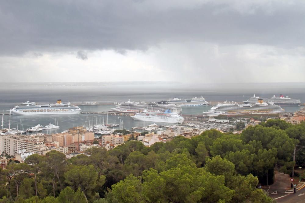 Die über 20.000 Passagiere wurden von einem Regenschauer begrüßt und drängelten sich anschließend durch Palmas Innenstadt.