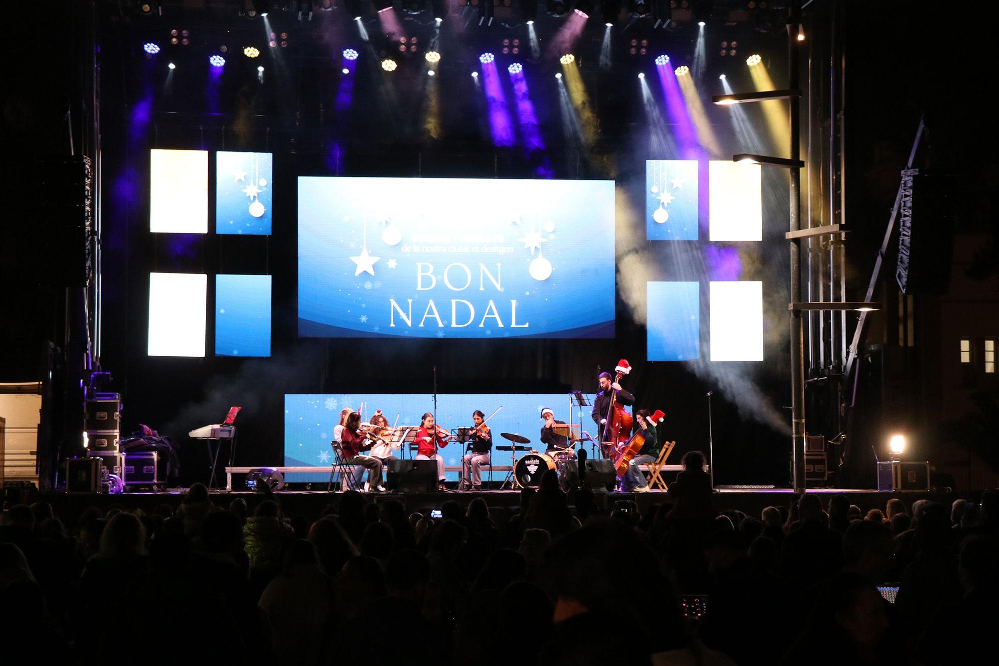 Impresionante encendido de luces de Navidad en Sagunt