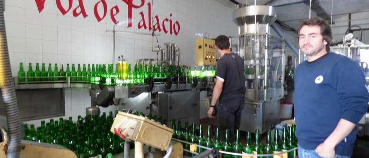 José Palacio, ayer, en su llagar, corchando sidra del año pasado.