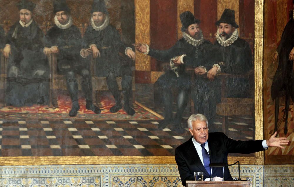 Felipe González recibe el Premio Convivencia de la Fundación Broseta