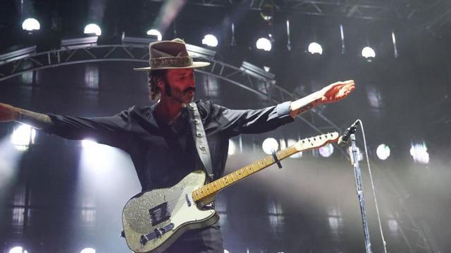 Leiva en un momento estelar de su actuación en el escenario del Costa Feira, en la noche de este sábado. |  Iñaki Abella