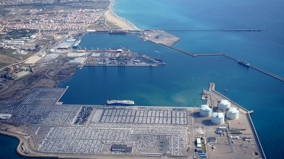 Vista aérea del puerto comercial de Sagunt.