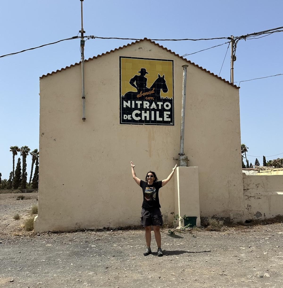 Recuperación del primer cartel de mosaico de nitratos de Chile en Agüimes