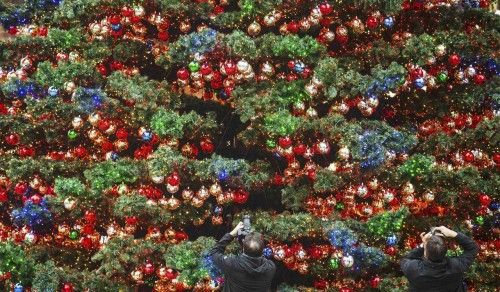 Dos personas toman fotos de un árbol de Navidad en la Marlene-Dietrich-Platz en Berlín 27 de noviembre de 2014.