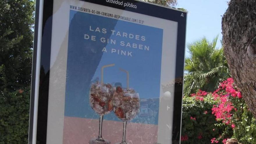 Retiran un cartel de bebidas alcohólicas de la puerta de un centro escolar de Cartagena