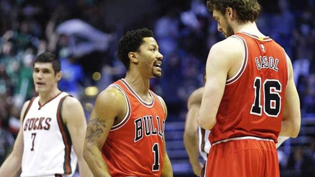 Pau Gasol habla con Derrick Rose durante el partido