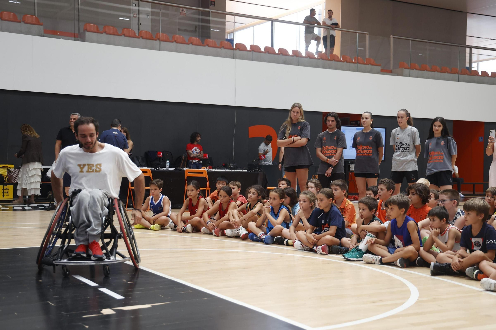 CaixaBank y el Valencia Basket acercan el deporte paralímpico a los más jóvenes