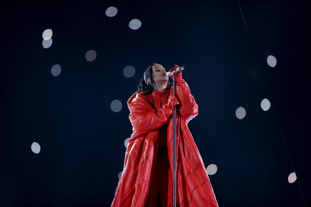 Rihanna revela su segundo embarazo en su regreso musical en la Super Bowl