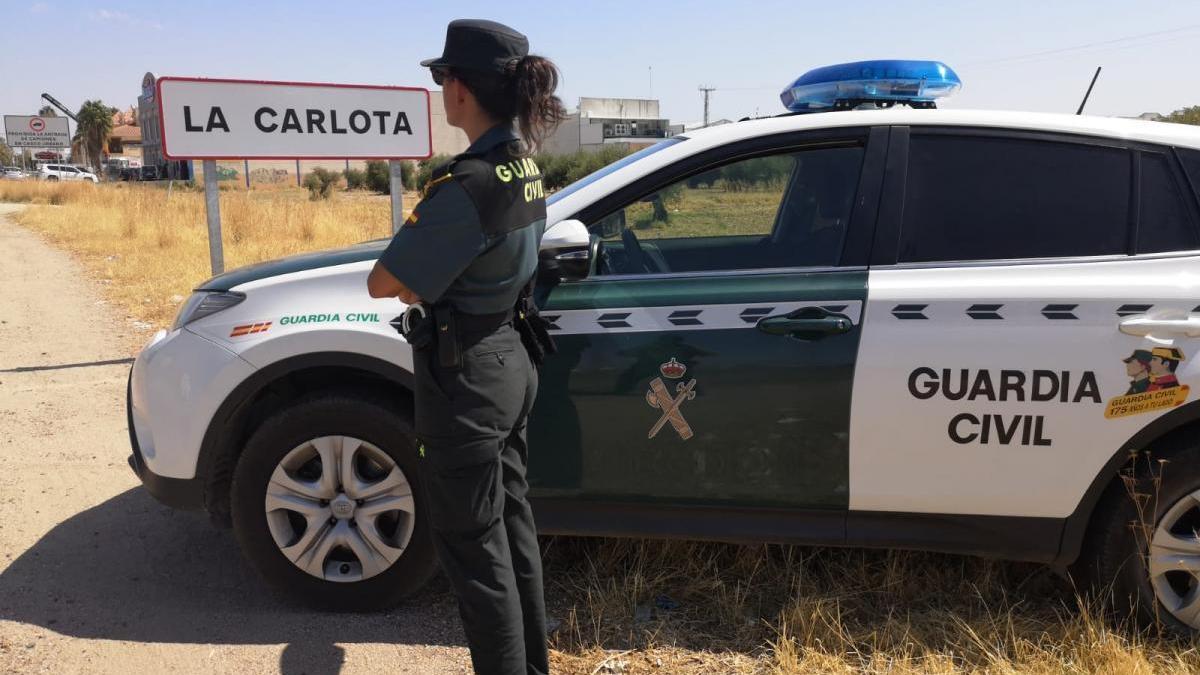 La Guardia Civil detiene en La Carlota a un vecino de Málaga con casi cinco kilos de marihuana